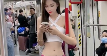 Cô gái xinh đẹp mặc áo croptop, váy mini đi tàu điện ngầm, có người khen kẻ chê