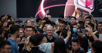 Vẻ mặt Tim Cook khi selfie với chủ nhân điện thoại Huawei