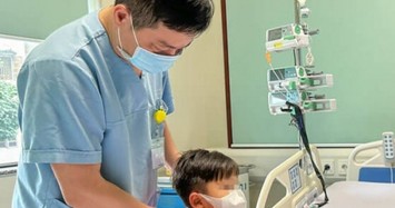 Ngã vào kệ tivi, bé trai 7 tuổi bị vỡ khí quản