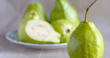 Người đàn ông bị tắc ruột phải cấp cứu do ăn ổi nuốt hạt