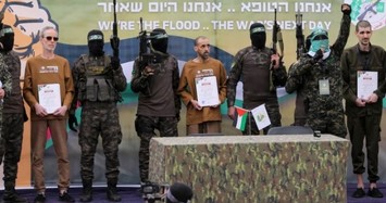 Nhìn thấy 3 con tin được Hamas thả, người Israel phẫn nộ