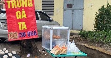 Trứng gà giá siêu rẻ bán tràn vỉa hè, nhìn kỹ vào điểm này để chọn được trứng tươi