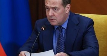 Ông Macron nói không cần Nga đồng ý để đưa quân tới Ukraine, ông Medvedev cảnh báo NATO