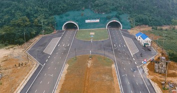 Khung cảnh kỳ vỹ dọc tuyến cao tốc xuyên núi, vượt sông sắp thông xe