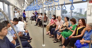 Người dân háo hức trải nghiệm tàu metro đầu tiên của TP.HCM