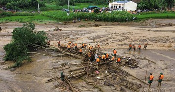 Đình chỉ 2 chủ tịch xã né tránh trách nhiệm trong mưa bão