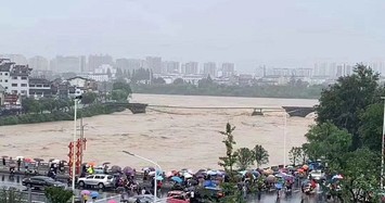 Hãi hùng nước lũ cuốn trôi, phá hủy loạt cây cầu hàng trăm tuổi