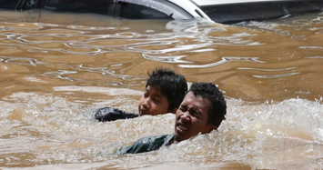 Toàn cảnh người dân thủ đô Indonesia khốn khổ vì lũ lụt