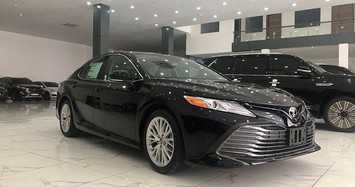 Cân cảnh Toyota Camry tại Việt Nam đắt hơn Lexus ES 