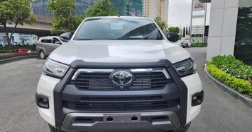 Xem nội thất lạc hậu của Toyota Hilux 4x4 AT Adventure  