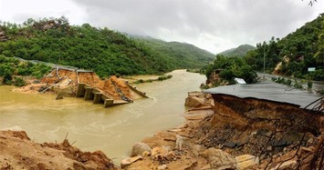 Khánh Hòa: Nguy hiểm rình rập giáo viên đi bè qua sông dạy học