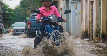 Tuyến đường khu nhà giàu Thảo Điền bị triều cường “bao vây”, giao thông tê liệt