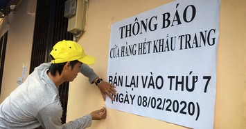 Cửa hàng ở Sài Gòn treo biển hết khẩu trang, bà bầu quyết bám trụ ở vỉa hè chờ mua