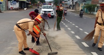 CSGT Sóc Trăng xuống đường thu gom cát, đá rơi