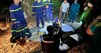 Công an Khánh Hòa giải cứu 2 du khách kiệt sức trên núi Cô Tiên