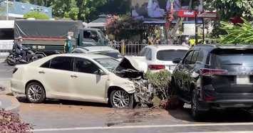 Hàng loạt xe máy, xe hơi bị ô tô 4 chỗ tông liên hoàn