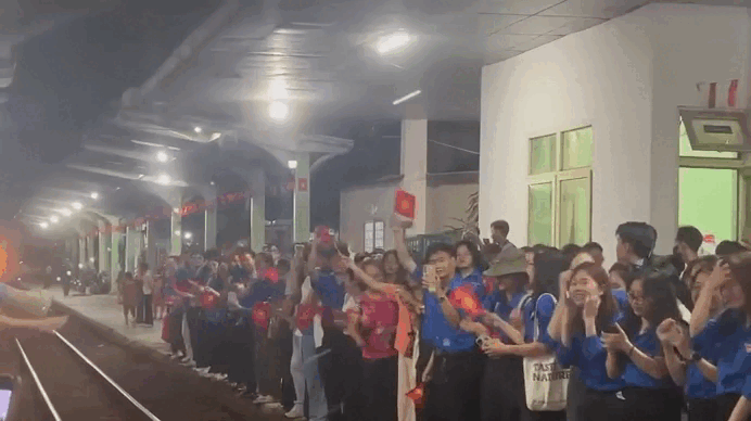 Rợp cờ phút chia tay các đoàn diễu binh tại ga Biên Hòa