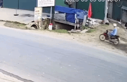 Người đàn ông đi xe máy lao vào ống cống tử vong