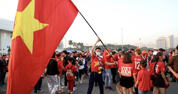 Chung kết AFF Cup: Cổ động viên nhuộm đỏ khu vực ngoài sân Mỹ Đình 