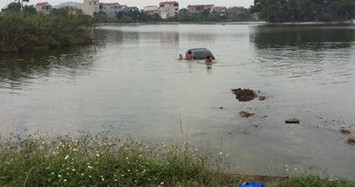 Nữ tài xế lái xe húc hai em bé rồi “bay” xuống hồ