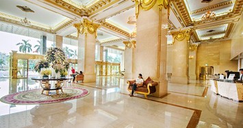 Cận cảnh khách sạn dát vàng Grand Plaza có nhân viên đuổi dân trú mưa