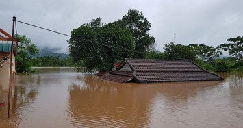 Hàng nghìn ngôi nhà ở miền Trung ngập lút nóc, dân bơi xuồng trên phố