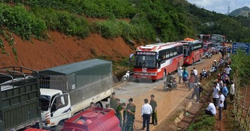 Mưa lớn bùn đất tràn mặt đường Quốc lộ 6, xe cộ dồn ứ 