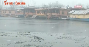 Hồ Dal ở Srinagar đóng băng khi nhiệt độ giảm xuống -5°C