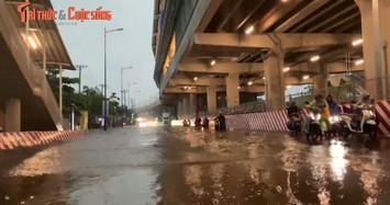 Mưa lớn, tuyến đường gần trạm Metro Suối Tiên ngập nặng