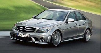 Hãng xe sang Mercedes-Benz bị kiện vì mùi... tất thối