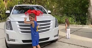 Ngôi sao The Rock mua 'khủng long' Cadillac Escalade tặng chị dâu