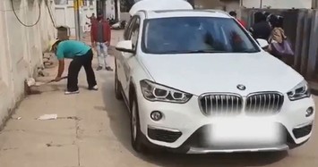 Có ai gây sốc hơn người đàn ông này khi dùng BMW X1 làm xe chở rác