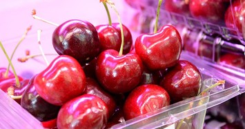 Cherry, việt quất, cua hoàng đế... giá rẻ tranh nhau ở chợ Việt