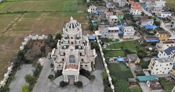 Vào trong ngôi làng đa số là dinh thự ở Nam Đinh