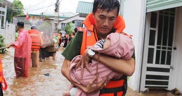 Chùm ảnh lũ lụt quần thảo gây tan hoang khắp nơi