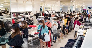 Hàng dài chờ thanh toán trong ngày Vincom Black Friday đầu tiên: Lâu nhưng đáng!