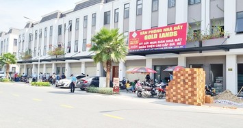 Khách hàng căng băng rôn bao vây Công ty Bất động sản Trần Anh