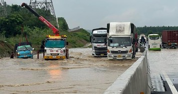 Cao tốc Dầu Giây - Phan Thiết bị ngập sâu, ùn tắc kéo dài