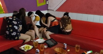 Nữ nhân viên quán karaoke khoả thân phục vụ khách.