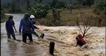 Video: Thót tim cảnh người phụ nữ giữa dòng lũ cuồn cuộn