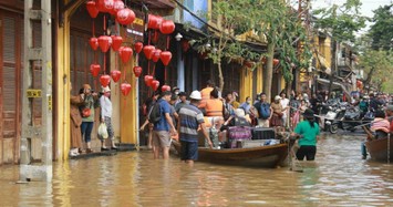 Video: Hội An chìm trong biển nước do mưa lớn, du khách di chuyển bằng ghe thuyền