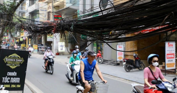 Dây điện, cáp viễn thông chằng chịt như mạng nhện trên phố Hà Nội 