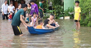 Dân Cần Thơ bơi ghe trên đường trong đợt triều cường lớn nhất lịch sử