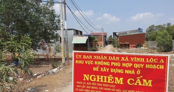 Nhiều công trình xây dựng trái phép tại dự án, khiến chính quyền địa phương phải cắm biển cảnh báo - Ảnh: N.S.