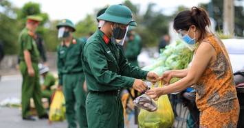 Công an, bộ đội tặng thực phẩm cho người dân ở TP Thủ Đức