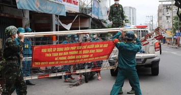 Cảnh tháo dỡ các rào chắn ở TP HCM trước ngày 'bình thường mới'