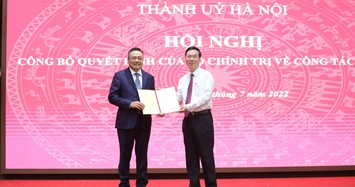 Thường trực Ban Bí thư Võ Văn Thưởng trao Quyết định của Bộ Chính trị cho ông Trần Sỹ Thanh. Ảnh: Ảnh: VGP/Gia Huy