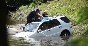 Nữ tài xế nhầm chân ga, xe sang Mercedes lao thẳng xuống sông