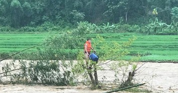 Công an vật lộn trong lũ dữ cứu người dân đu ngọn cây giữa dòng nước chảy xiết