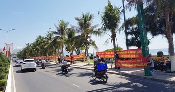 Cư dân nhà ở xã hội của Hoàng Quân Nha Trang căng băng rôn đòi nhà